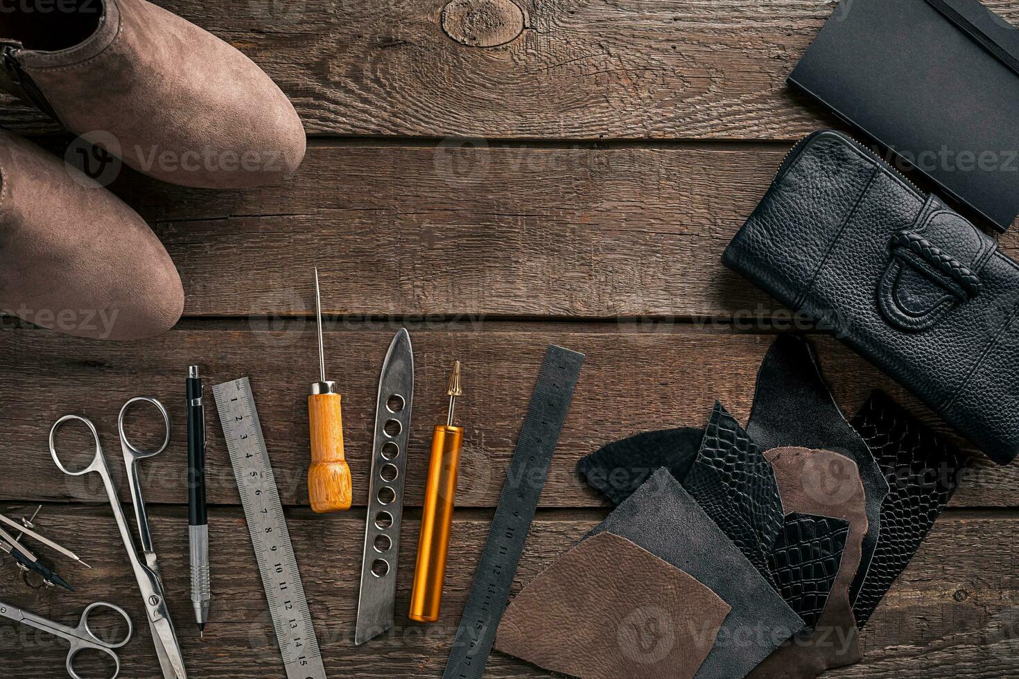Leder Kunst oder Leder Arbeiten. Leder Arbeiten Werkzeuge und Schnitt aus Stücke von Leder auf Arbeit Schreibtisch . foto