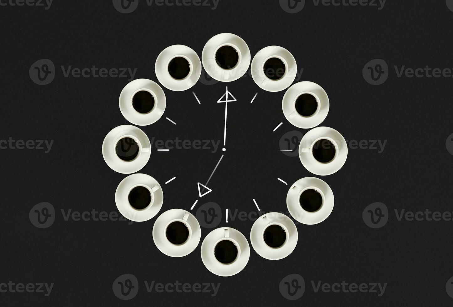 Tassen mit Kaffee, gestapelt im ein Kreis. Uhr bestehen von zwanzig Tassen. schwarz Hintergrund. Konzept Zeit zu Kaffee foto