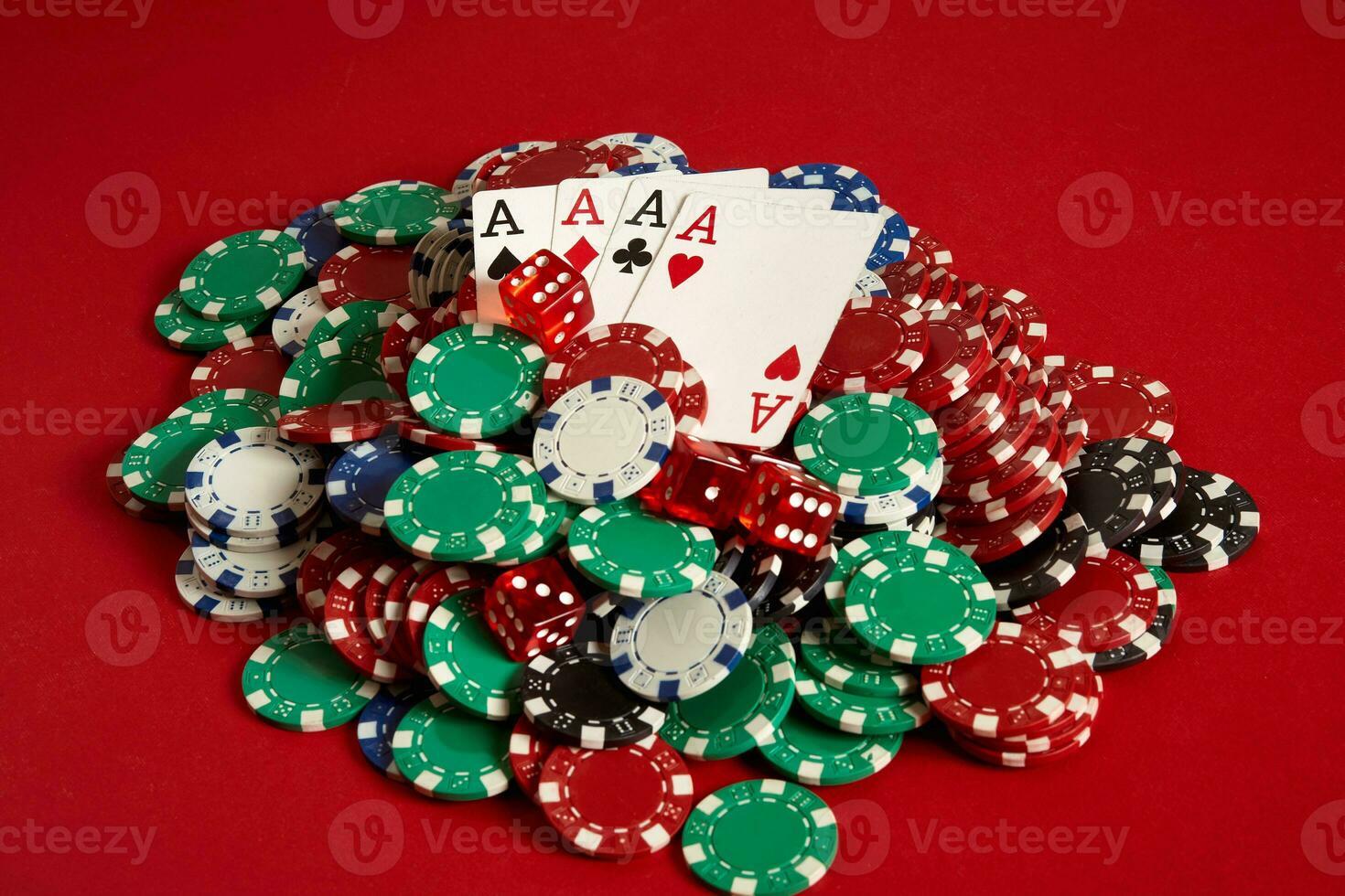 Poker Karten und Glücksspiel Chips auf rot Hintergrund foto