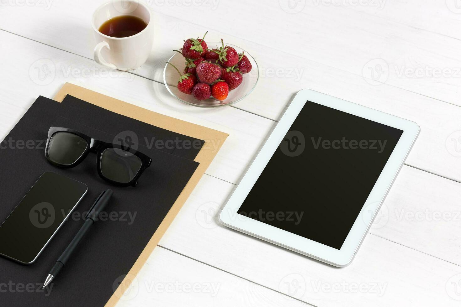 modern Arbeitsplatz mit Digital Tablette Computer und Handy, Mobiltelefon Telefon, Tasse von Kaffee, Stift und leeren Blatt von Papier. foto
