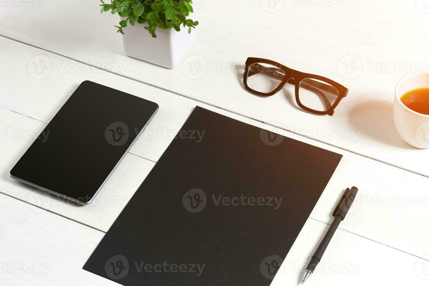 Tablette, leer Blatt, Brille und Kaffee Tasse auf Büro hölzern Tabelle foto