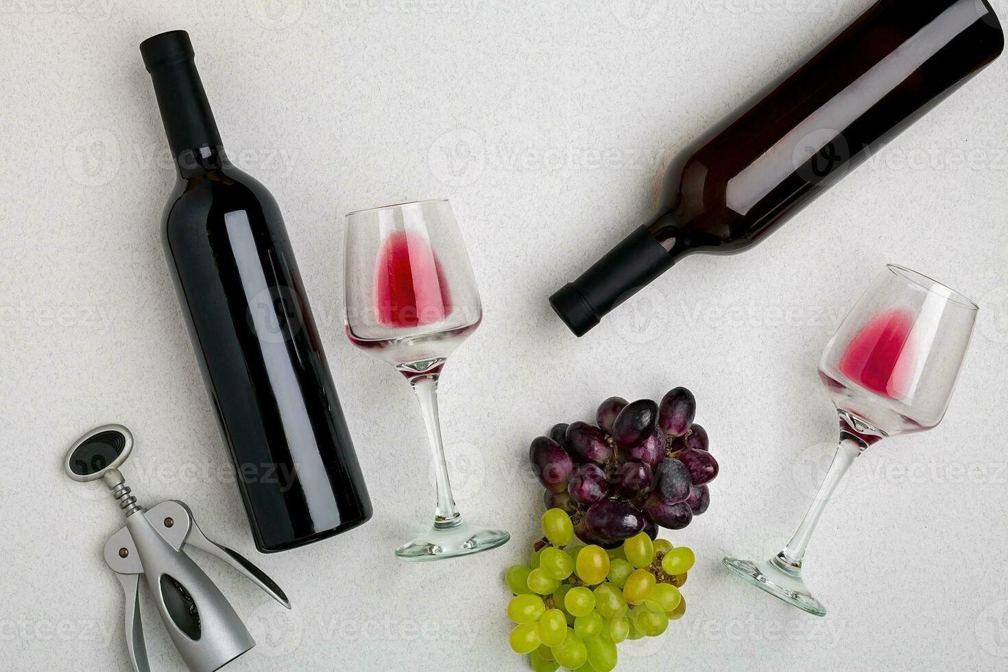 zwei Brille von rot Wein und Trauben. oben Aussicht foto