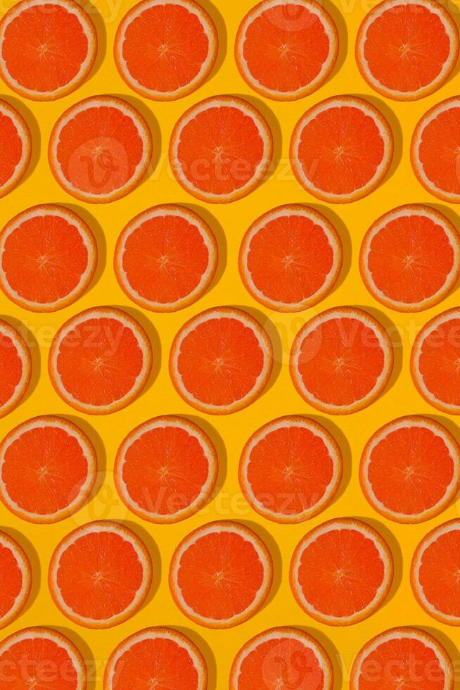 Grapefruit-Muster auf gelbem Hintergrund. minimales flaches Lay-Konzept. foto