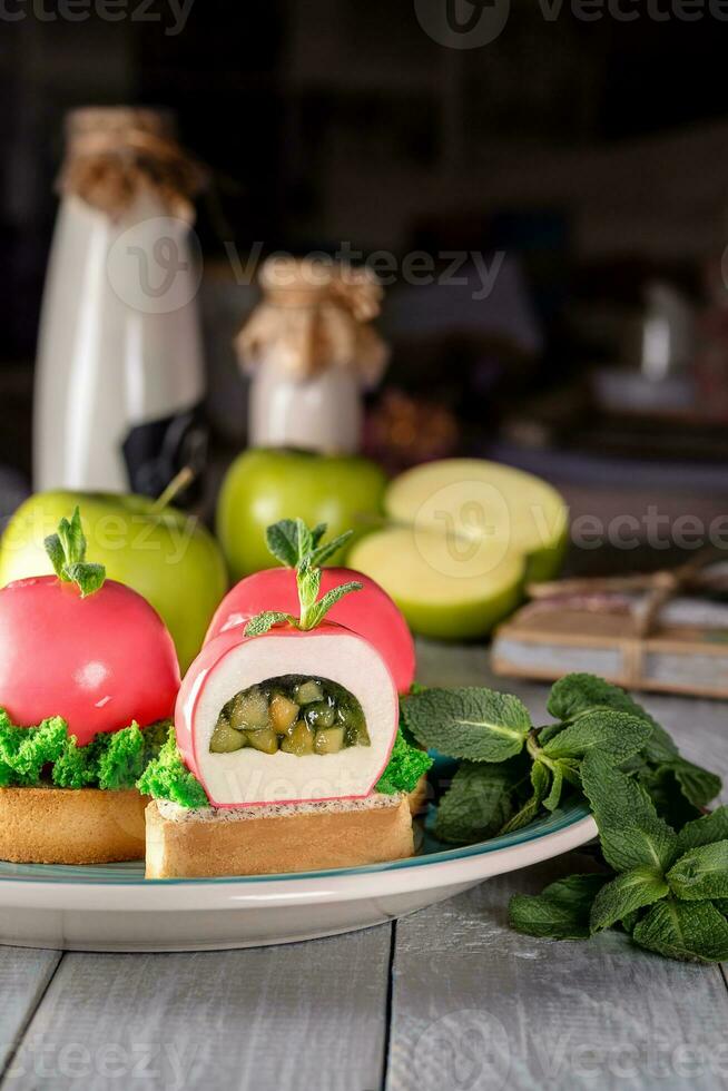 Kuchen bedeckt mit Rosa Glasur. Luxus europäisch Dessert welche aussehen mögen ein Apfel mit Grün Blatt foto