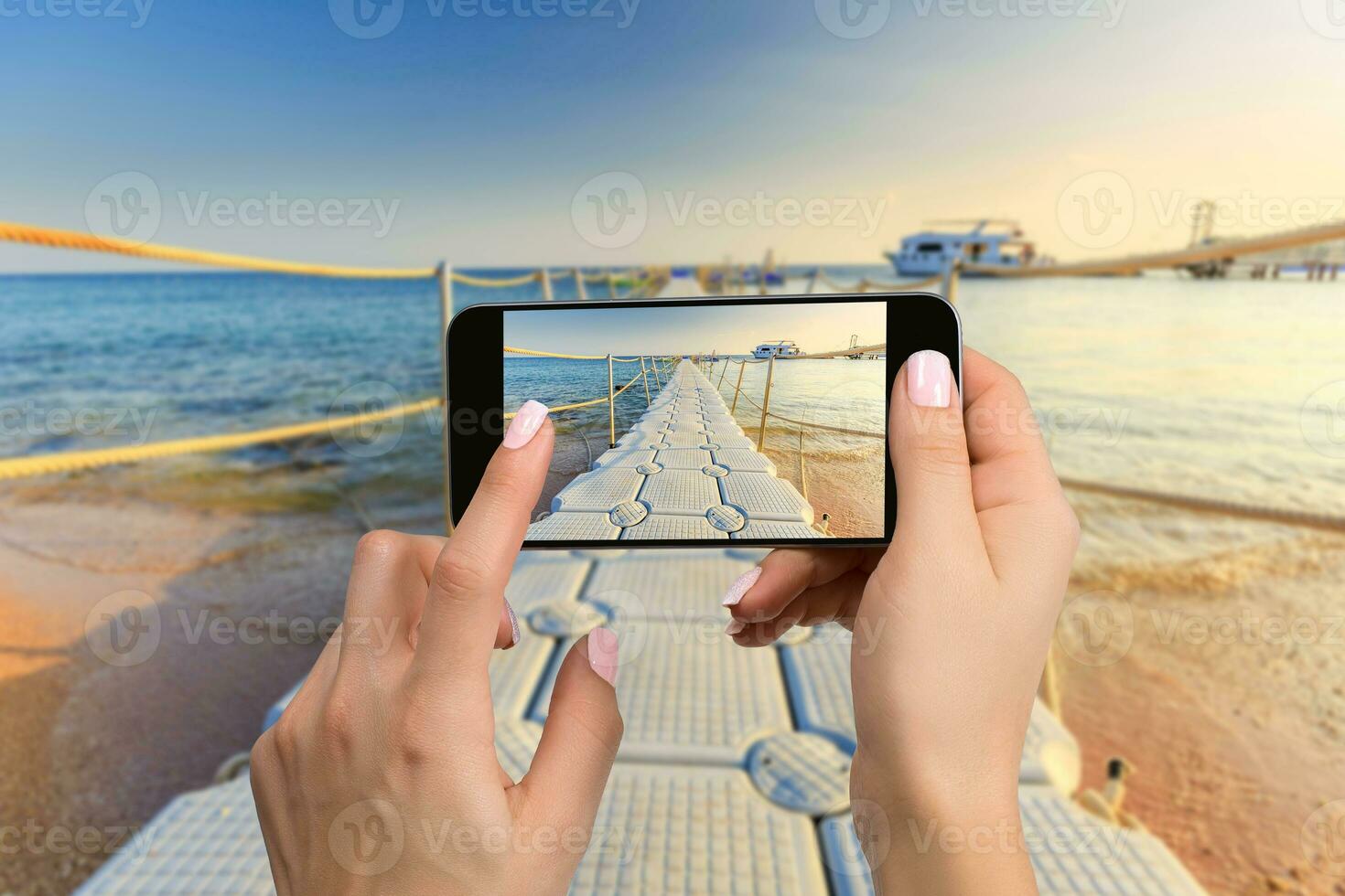 Handy, Mobiltelefon Telefon Fotografie von ein Strand breit Aussicht horizontal foto