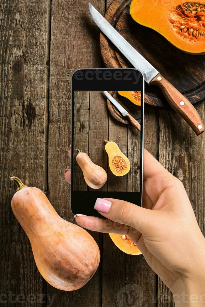 ein jung Frau nehmen Foto von Essen auf Smartphone, Fotografieren Mahlzeit mit Handy, Mobiltelefon Kamera