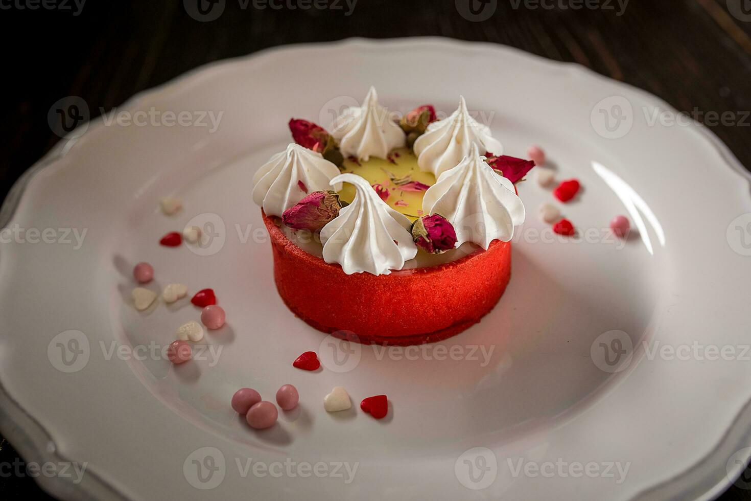 Karamell Käsekuchen mit Sahne und Blumen auf das hölzern Hintergrund foto