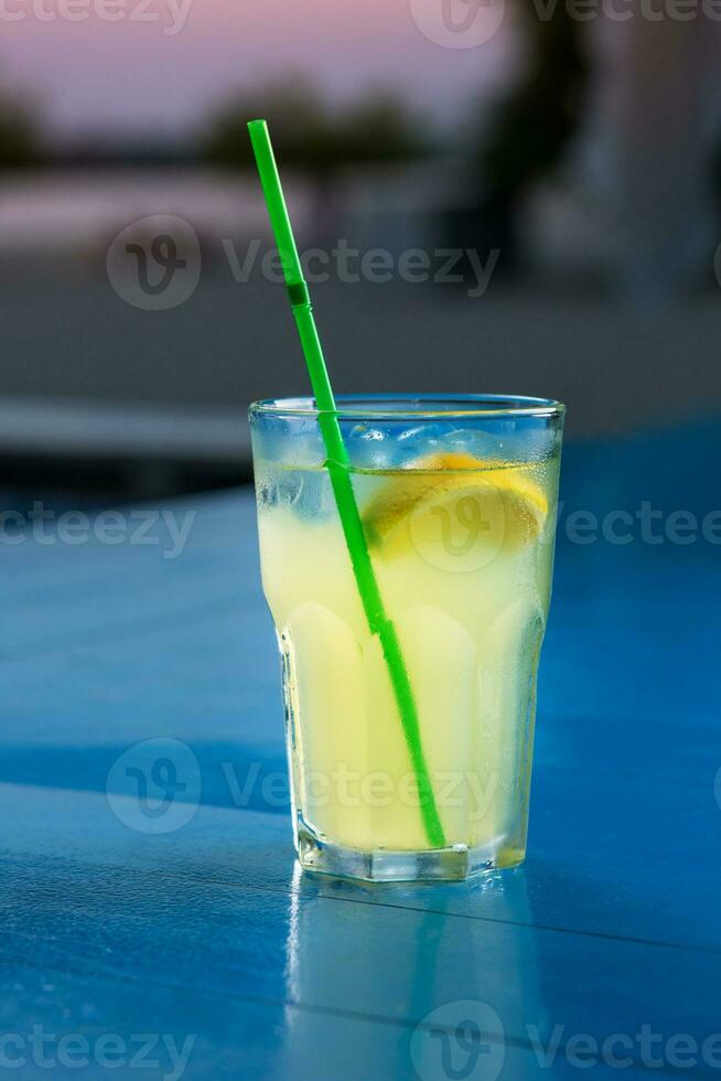 Besondere Cocktail von das Barmann. Gießen Alkohol zu Cocktail Glas. foto