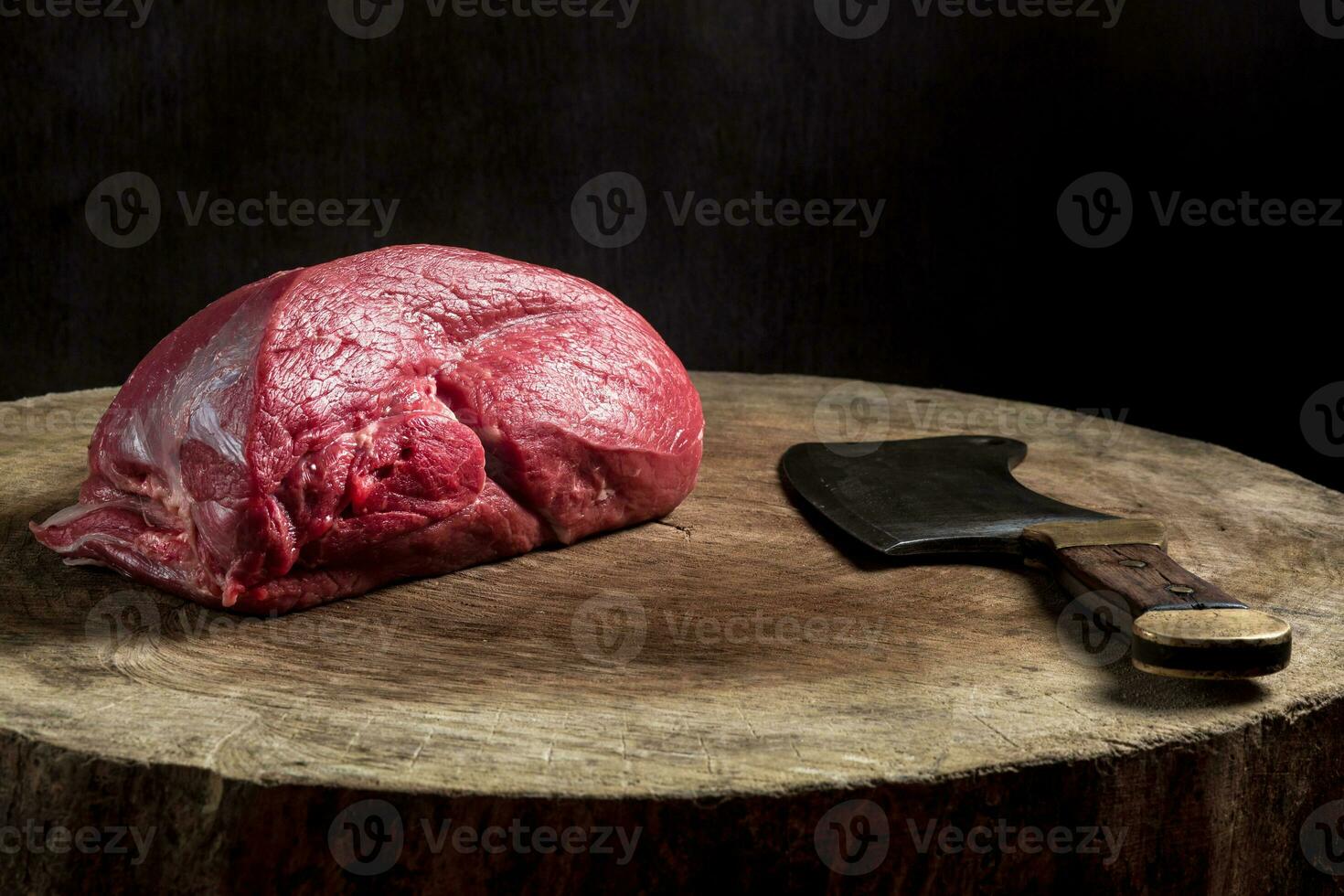 saftig roh Rindfleisch Steak auf hölzern Tabelle foto