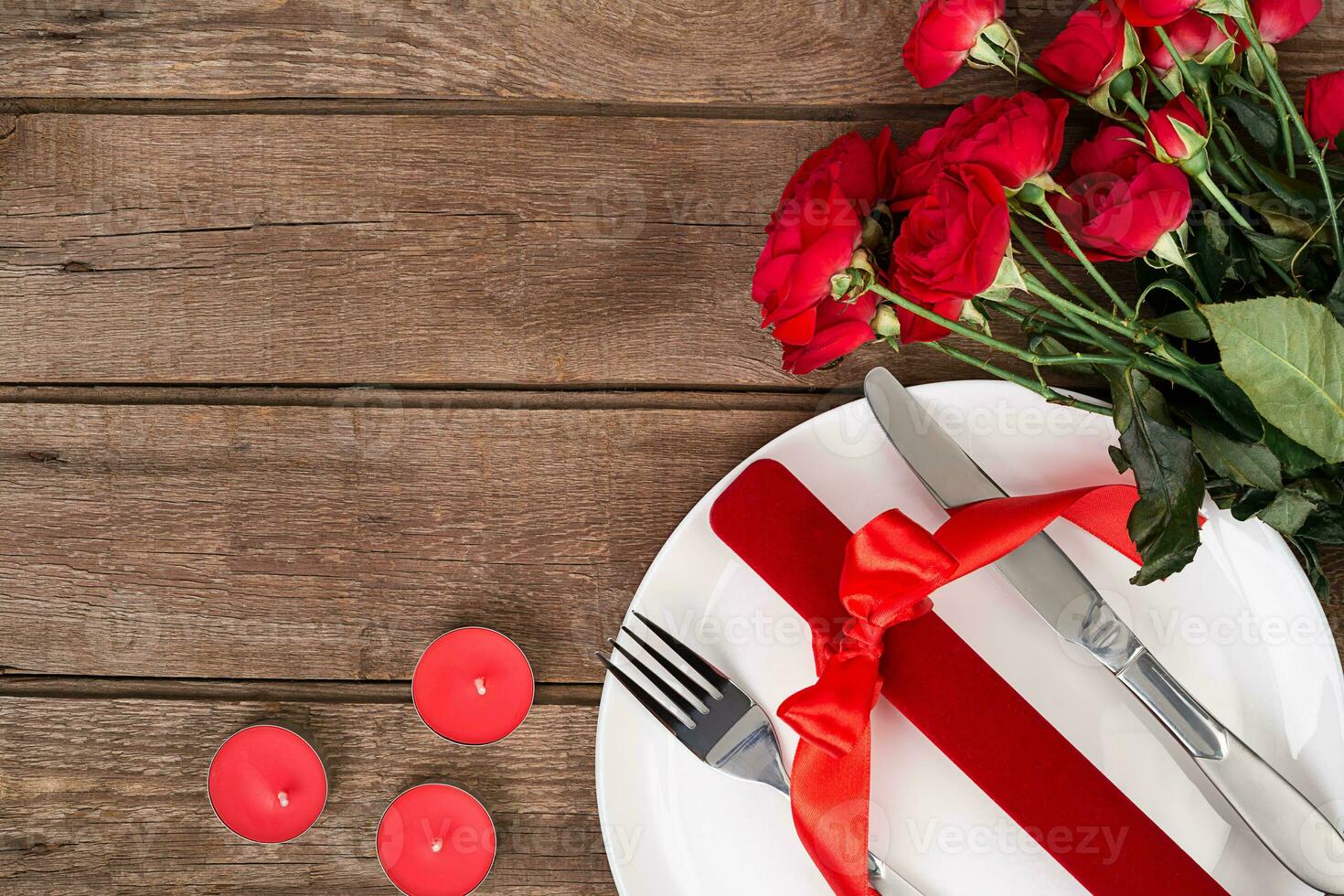 Valentinsgrüße Tag Tabelle Rahmen mit Platte, Geschenk, rot Band und Rosen. Hintergrund foto