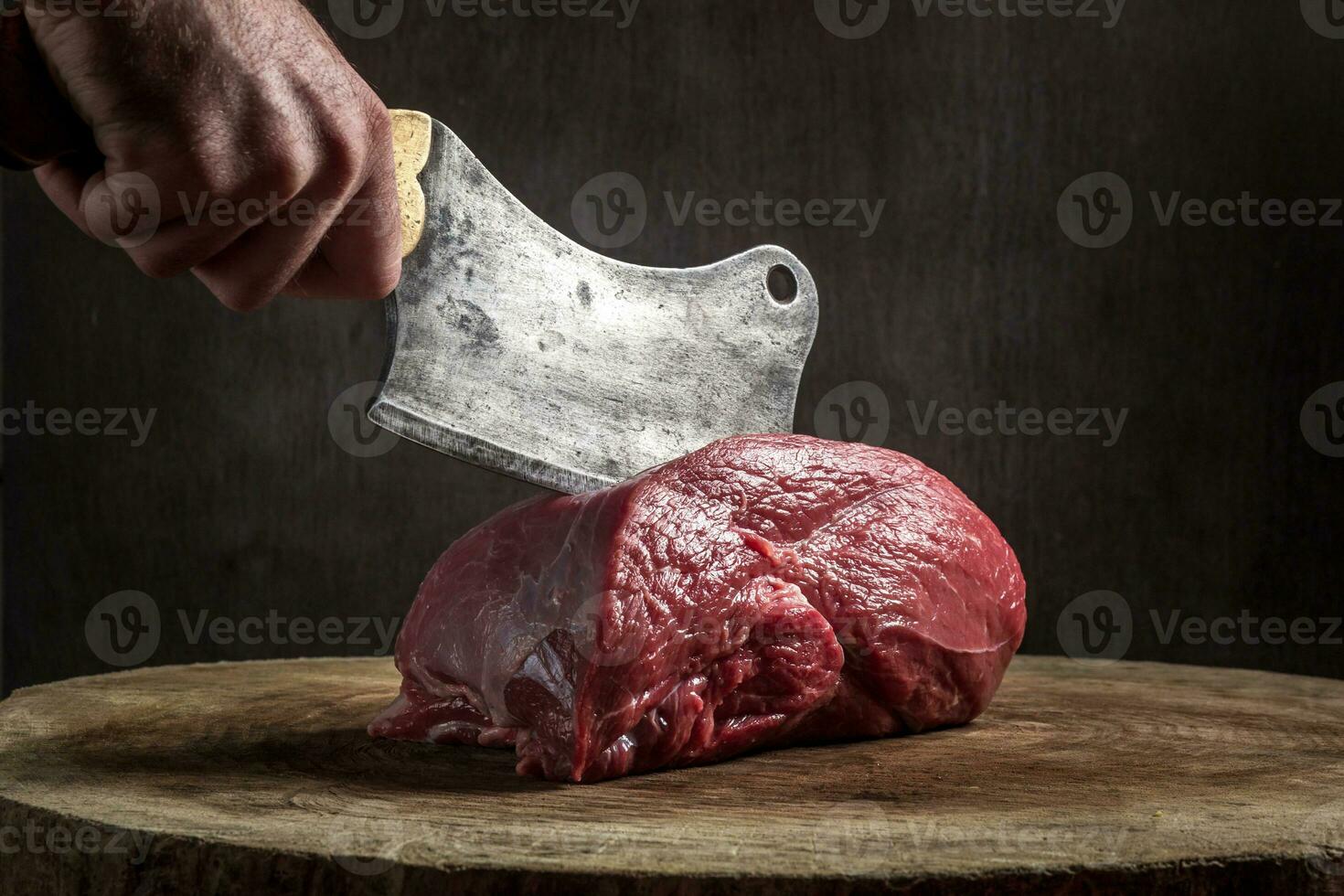 saftig roh Rindfleisch Steak auf hölzern Tabelle foto