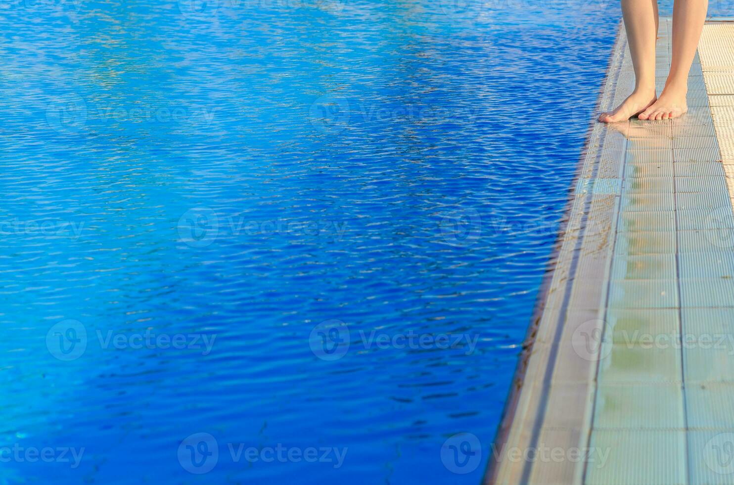 jung Frau Beine Stehen auf Rand Vorderseite von Schwimmen Schwimmbad foto