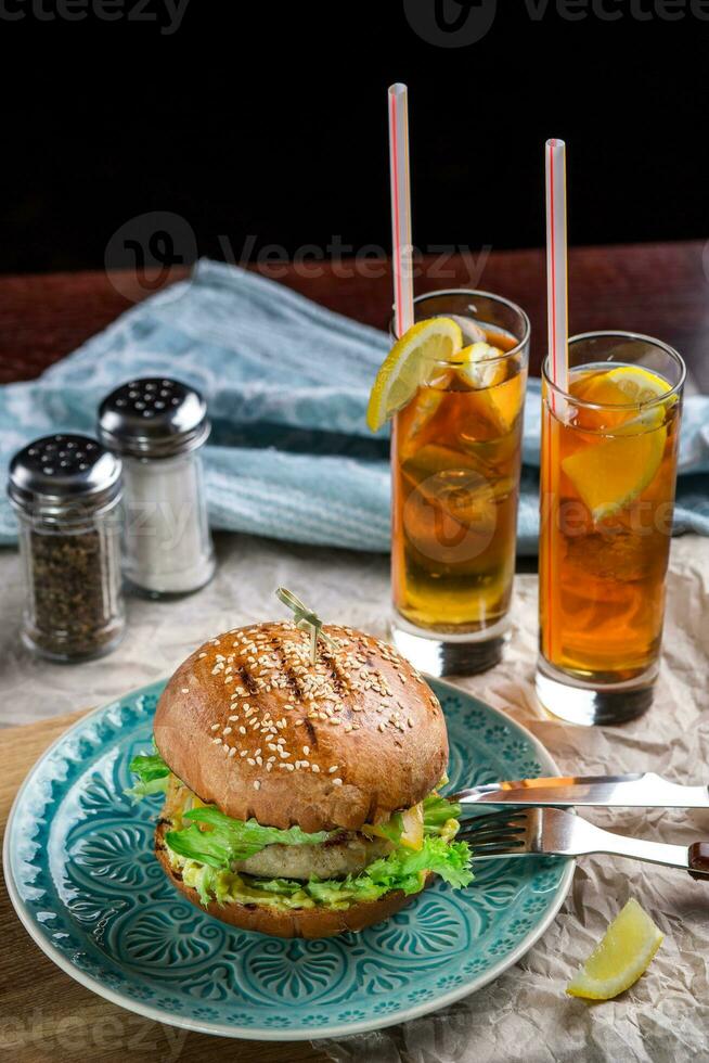 Sandwich mit Hähnchen Burger, Käse und Grüner Salat foto