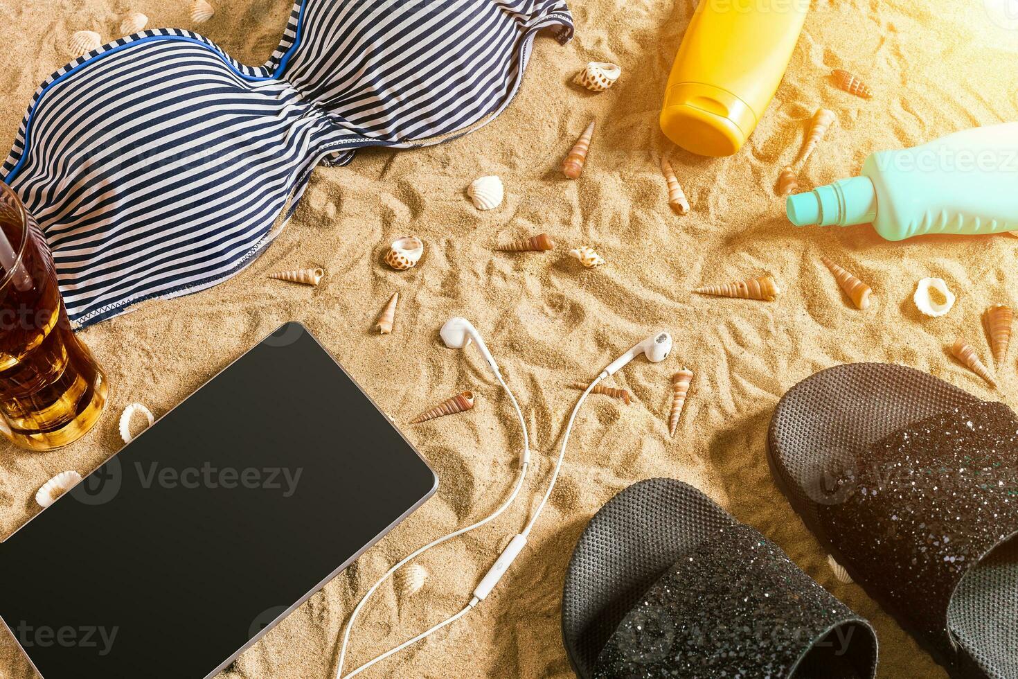 Sommer- Bikini und Zubehör stilvoll Strand Satz, Strand Bikini Sommer- Outfit und Meer Sand wie Hintergrund, oben Sicht, Konzept foto