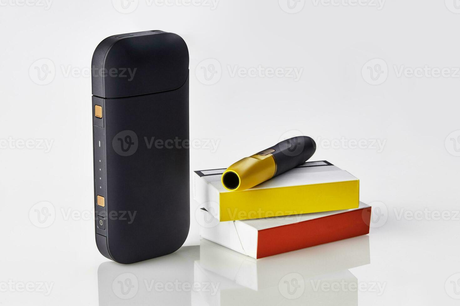 Neu Generation schwarz elektronisch Zigarette ist auf Packungen mit rot und Gelb Seiten, Batterie, isoliert auf Weiß. Heizung Tabak System. schließen oben foto