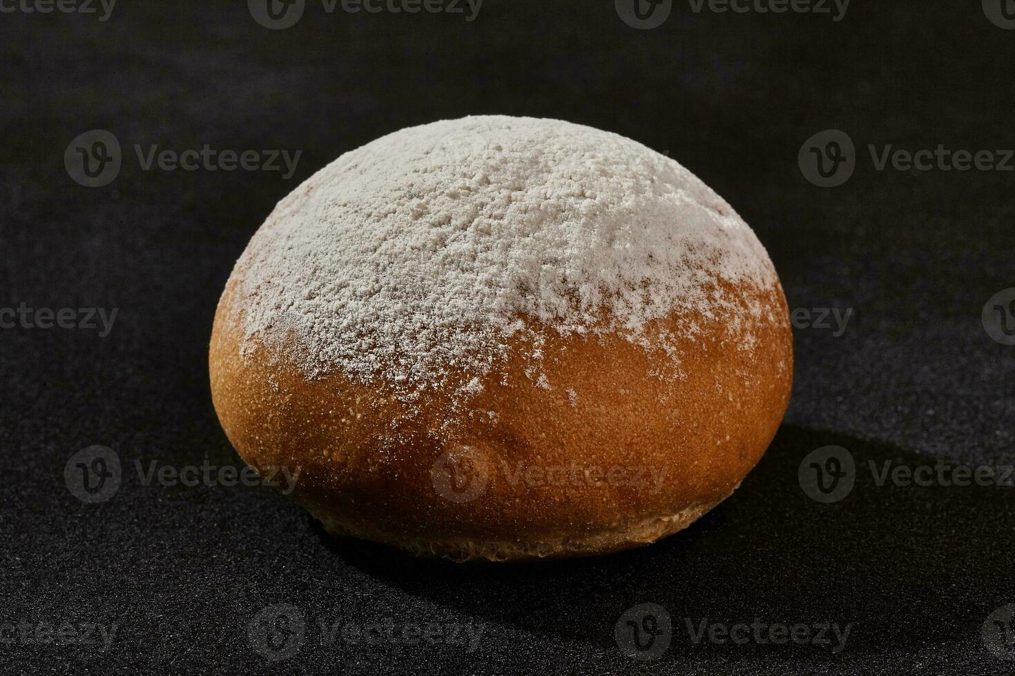 frisch, lecker gebacken Brötchen bestreut mit Mehl oder pulverisiert Zucker gegen schwarz Hintergrund mit Kopieren Raum. ländlich Küche oder Bäckerei. Nahansicht foto