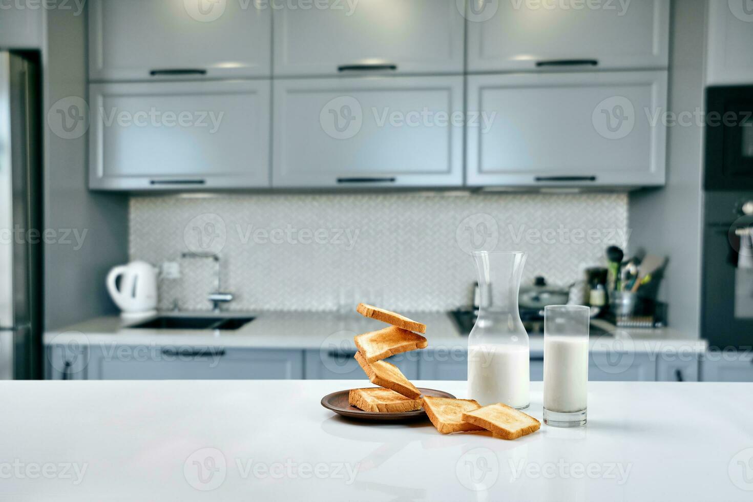 fliegend Toast zum Frühstück und ein Glas von Milch trinken. Levitation Essen und gesund Frühstück Konzept. foto