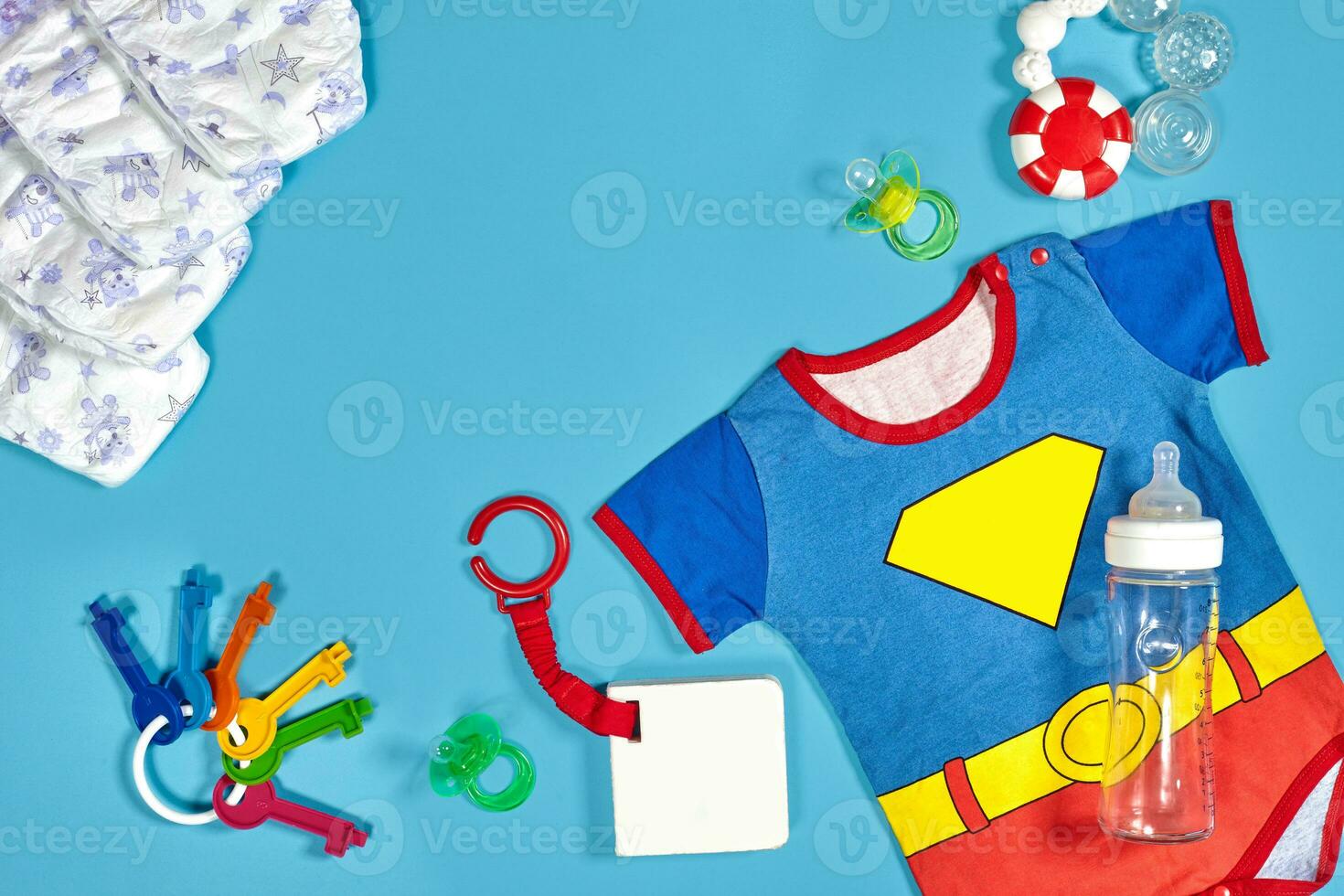 Baby Kleidung, Toilettenartikel, Spielzeuge und Gesundheit Pflege Zubehör auf Blau Hintergrund. foto