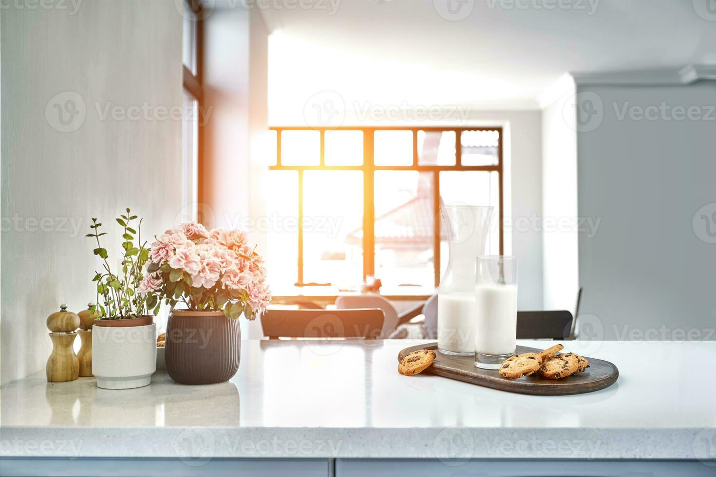 Kekse und Milch mit ein Glas Milch Flasche auf ein Küche Zähler zum ein nach Schule Snack von Kekse und Milch foto