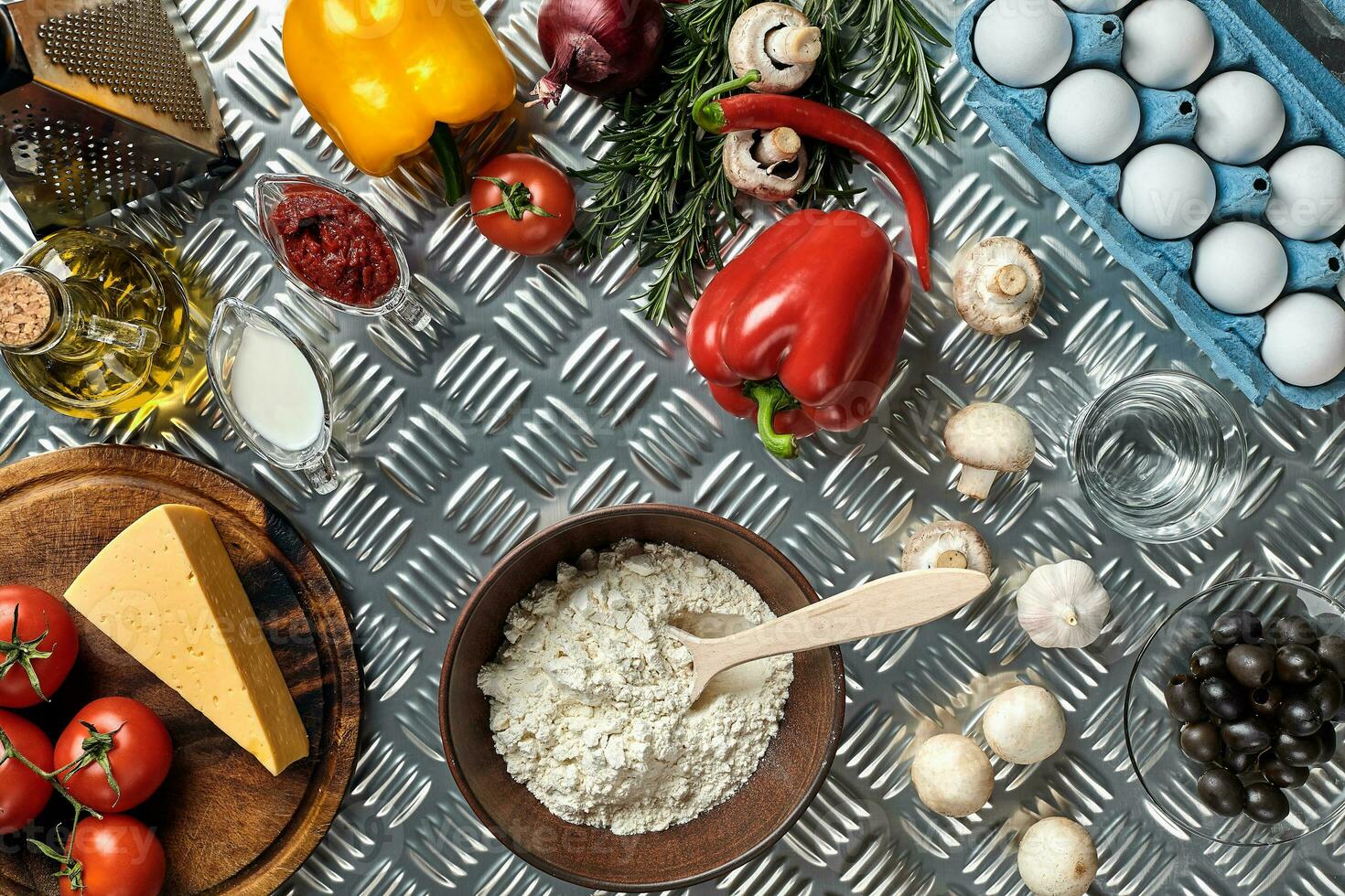 Essen Zutaten und Gewürze zum Kochen Pizza. Pilze, Tomaten, Käse, Zwiebel, Öl, Pfeffer, Salz, Ei, Reibe auf Metall Hintergrund. Kopieren Raum. oben Aussicht foto