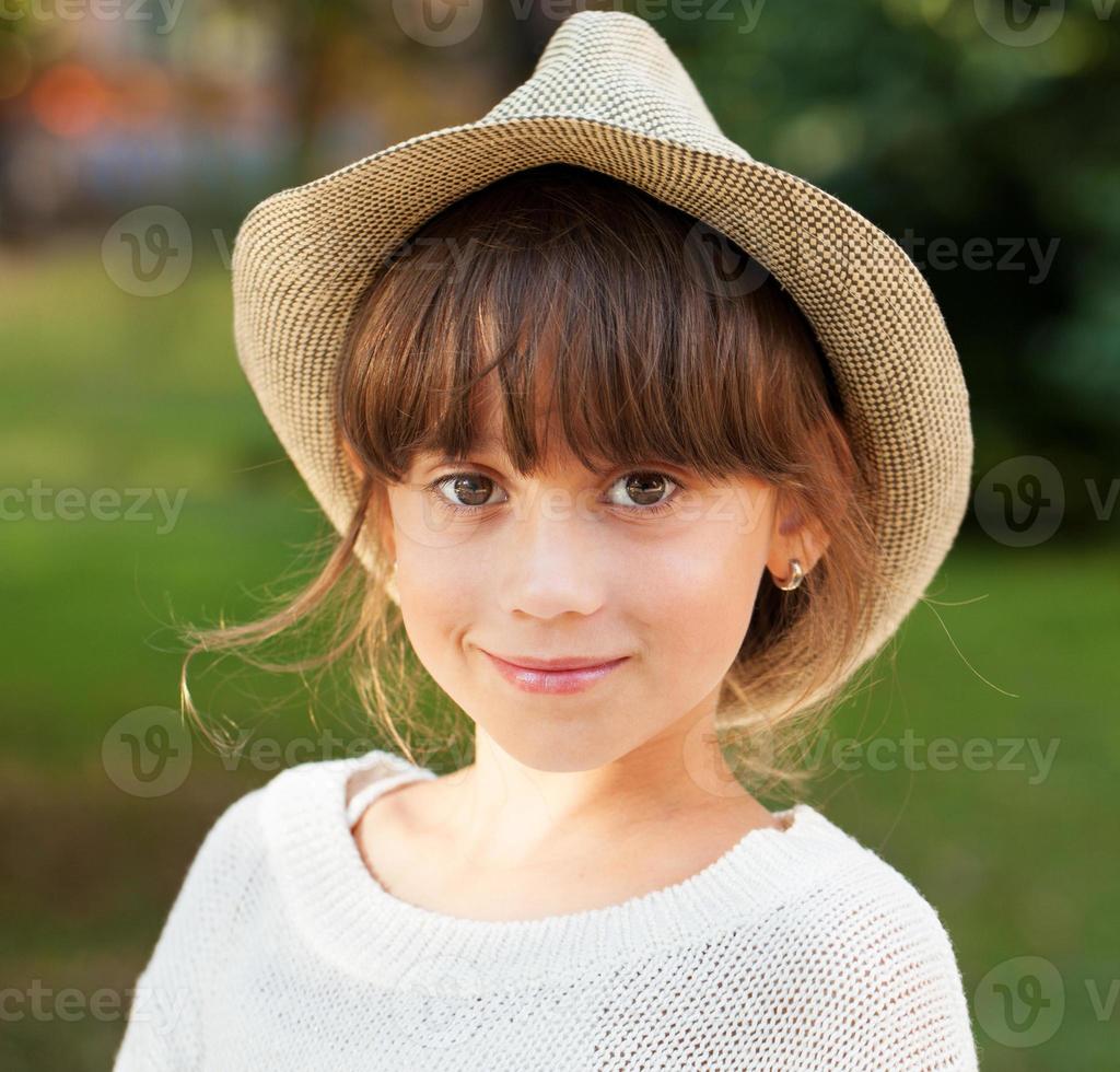 charmantes braunäugiges Mädchen mit stilvollem Hut foto