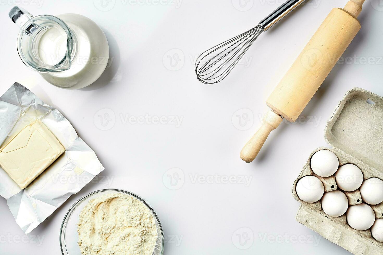 Objekte und Zutaten zum Backen, Plastik Formen zum Kekse auf ein Weiß Hintergrund. Mehl, Eier, rollen Stift, Schneebesen, Milch, Butter, Creme. oben Sicht, Raum zum Text foto