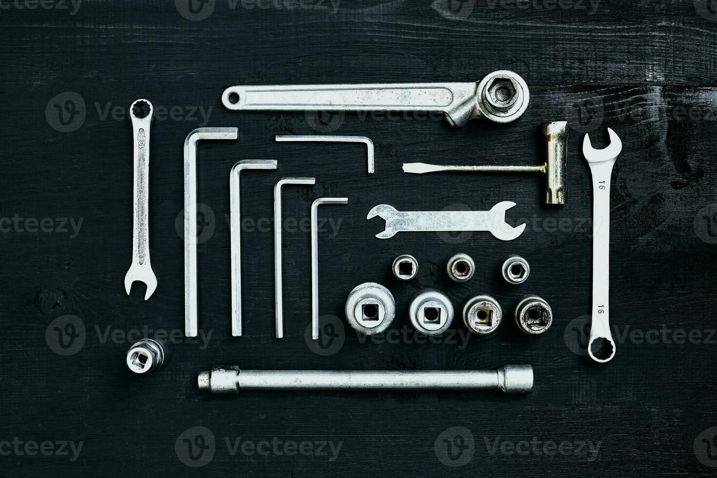 Schlüssel einstellen von Zange Steckdose Schlüssel und Schraubendreher Werkzeuge auf schwarz hölzern Hintergrund foto
