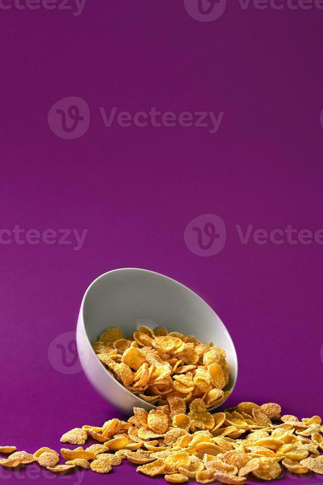 Schüssel mit Cornflakes auf das bunt Hintergrund foto