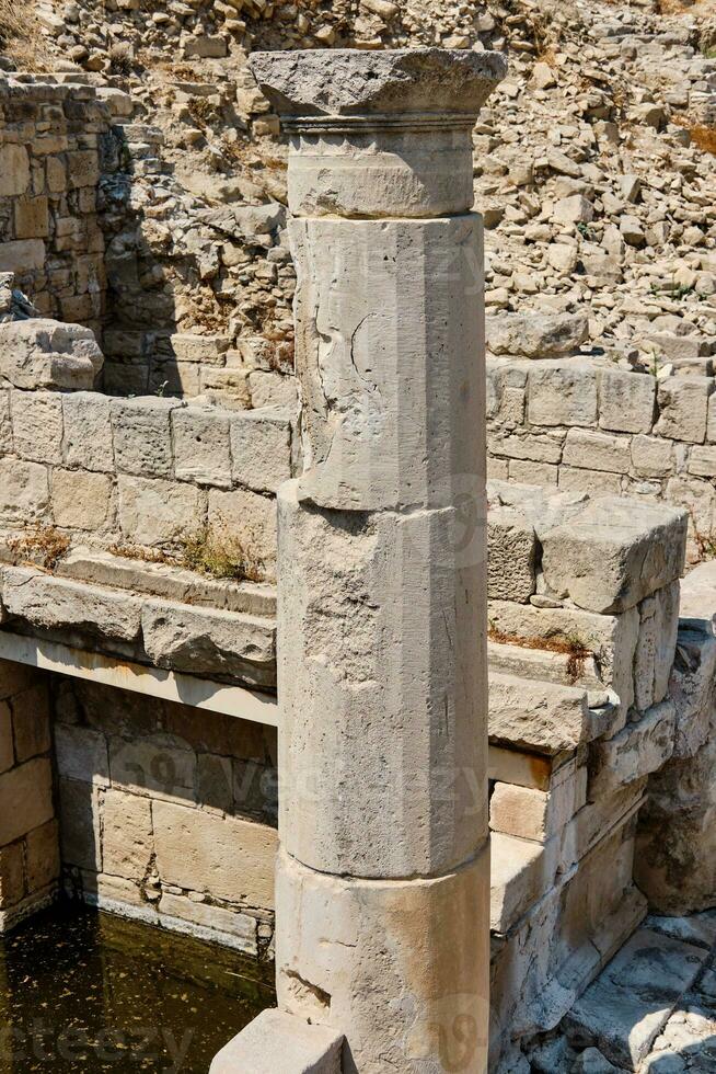 Ruinen von Heiligtum von Apollo Hylate gelegen beim das Strand von Mittelmeer Meer. in der Nähe von ein uralt griechisch Stadt, Dorf von Kourion. Limassol, episkopi, Zypern. foto