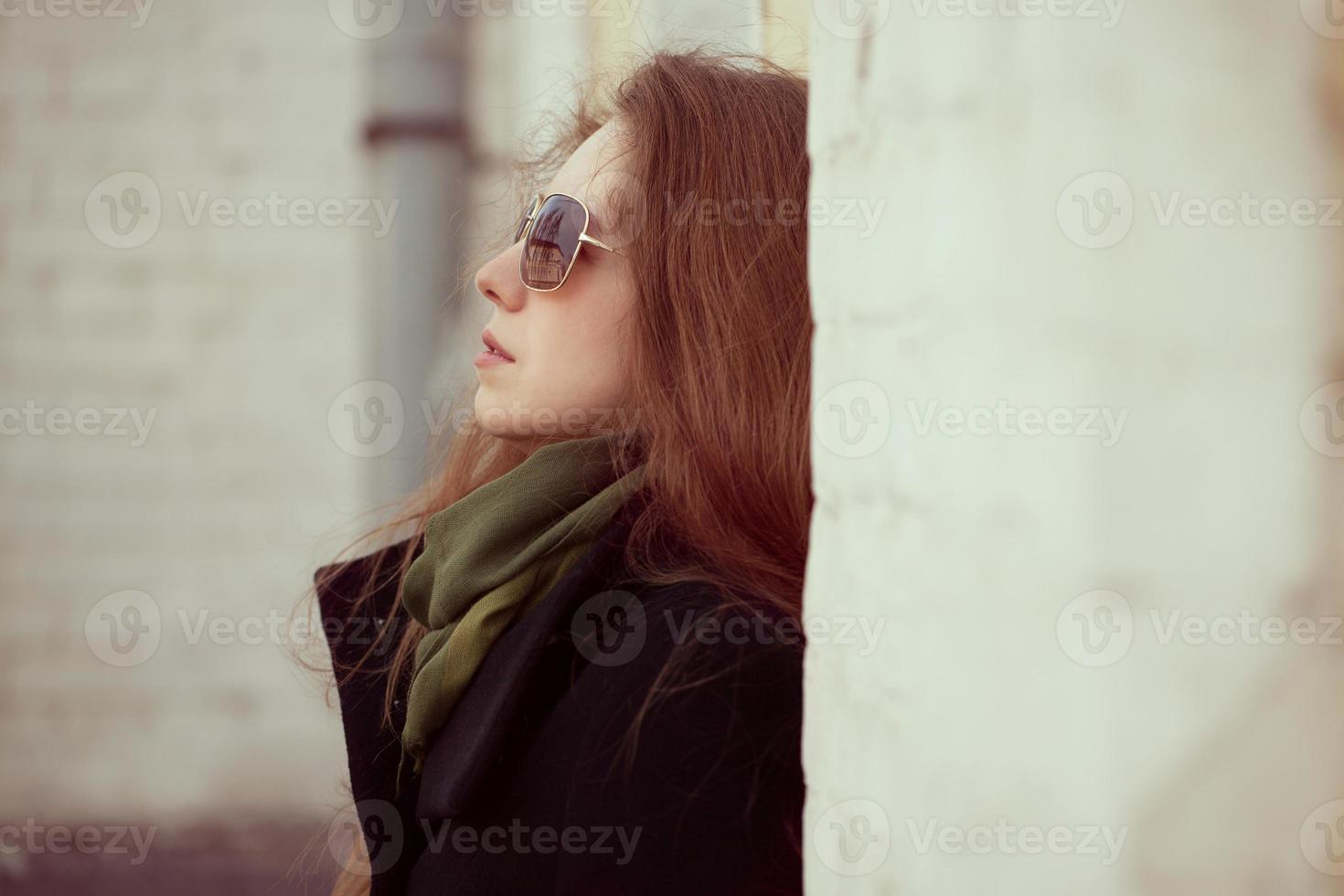 junge Frau mit Brille zu Hause an der Wand foto