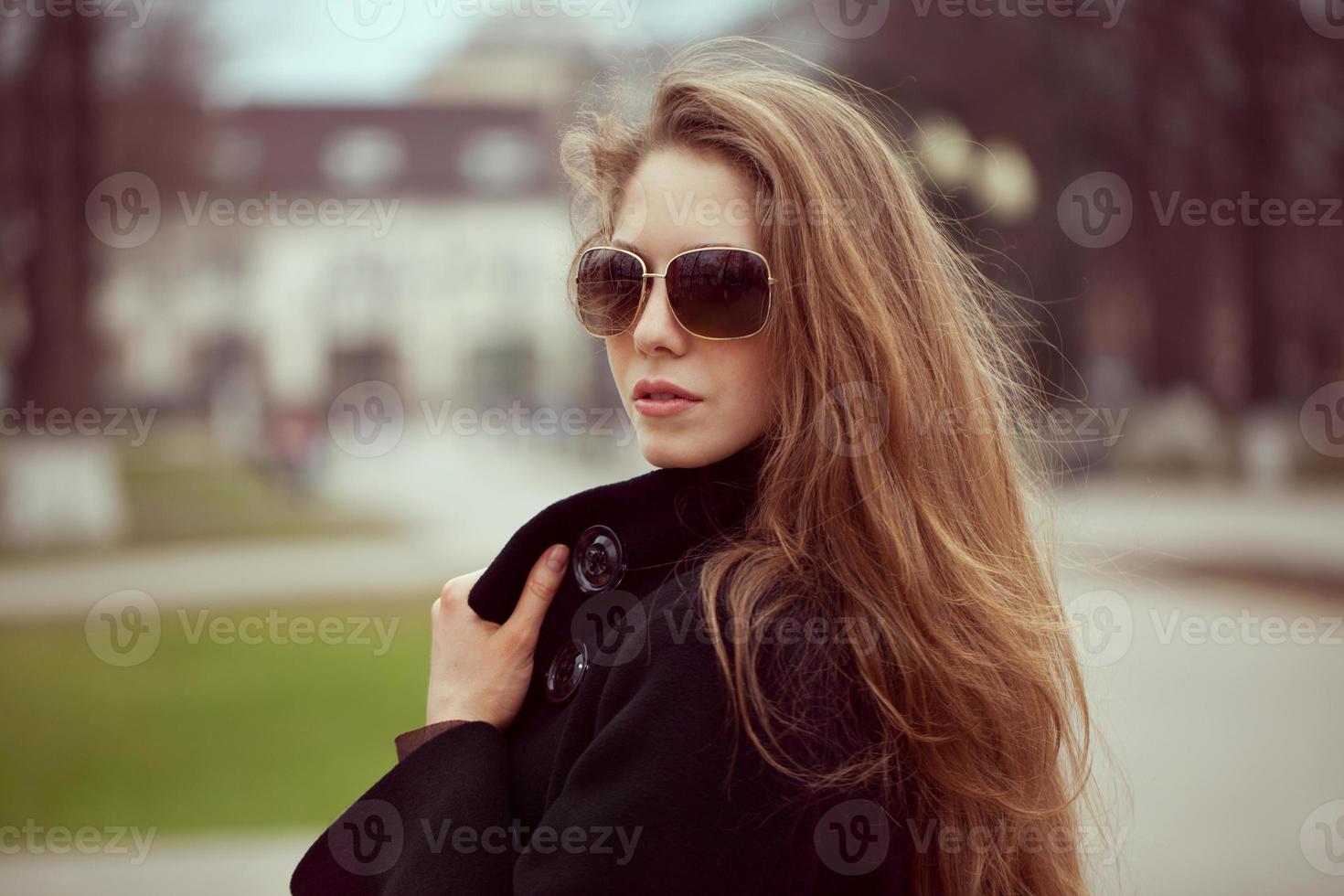 schöne junge Frau in modischer Sonnenbrille foto
