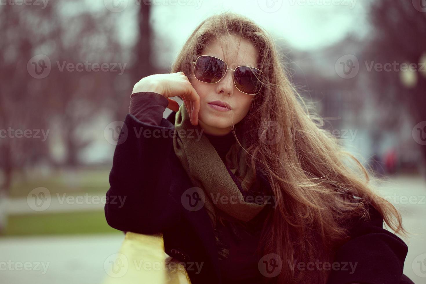 schöne junge Frau mit Sonnenbrille foto