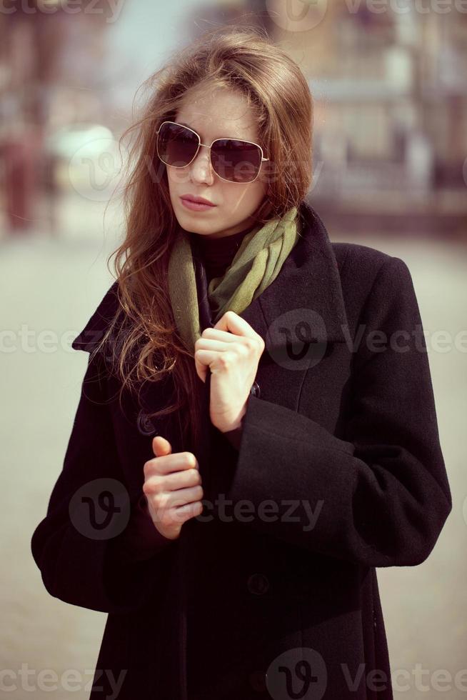 Model im schwarzen Mantel foto