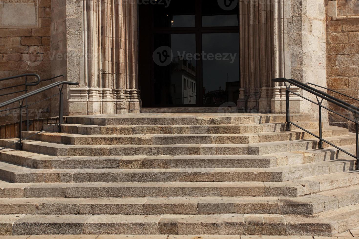 Steintreppe mit Handlauf foto