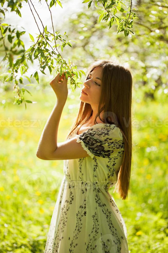 hübsches Mädchen untersucht die Blätter foto