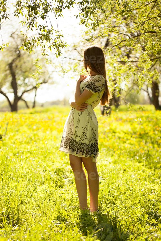 süßes Mädchen steht im Garten foto
