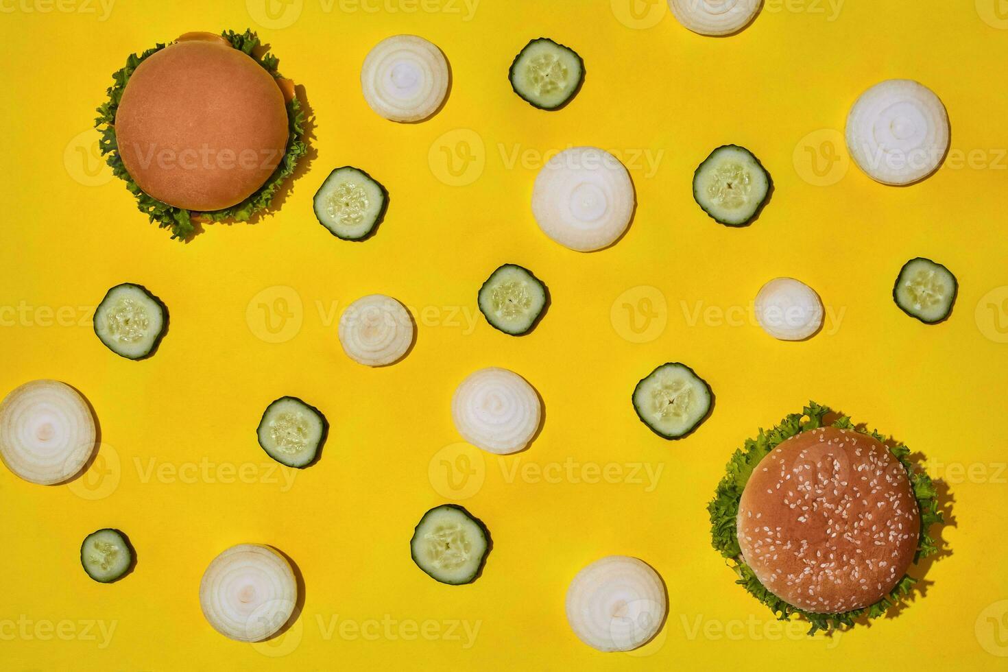 die meisten Beliebt schnell Essen Mahlzeit. Hähnchen Nuggets, Burger mit frisch Gurke und Zwiebeln auf Gelb Hintergrund oben Aussicht foto