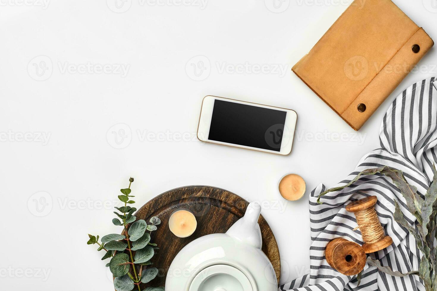 immer noch Leben mit Tee Tasse und das Inhalt von ein Arbeitsplatz zusammengesetzt. anders Objekte auf Weiß Tisch. eben legen foto