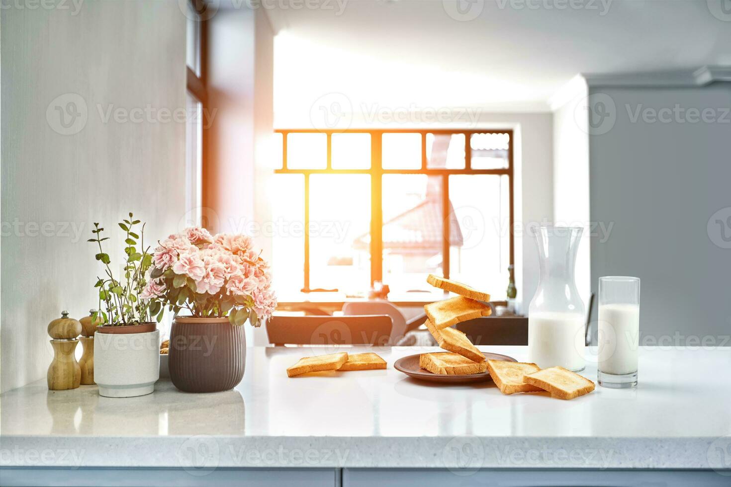 serviert Tabelle zum Frühstück mit Toast, Milch und Honig, auf verschwommen Hintergrund. Sonne Fackel foto