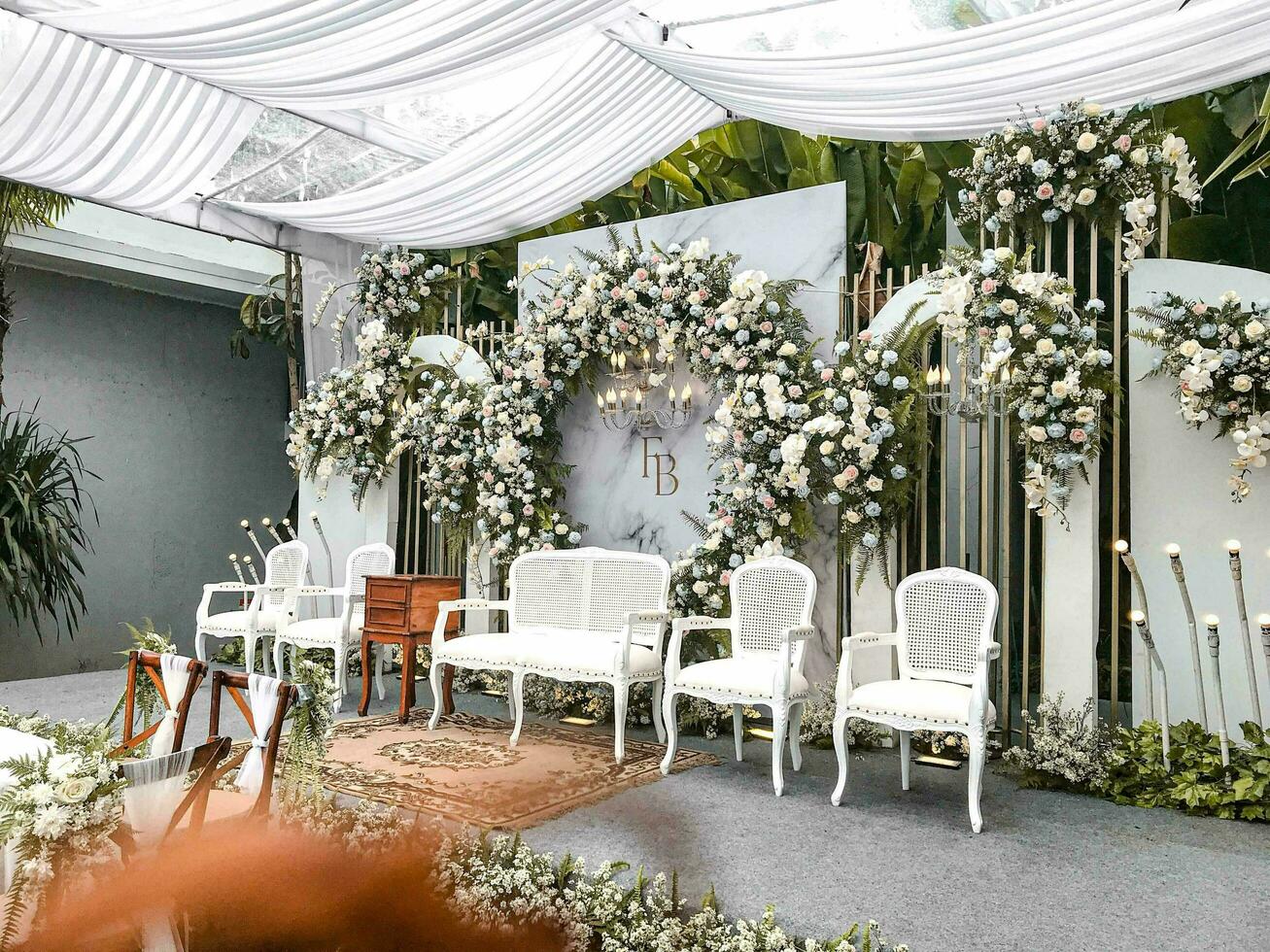Hochzeit Bühne zum ein elegant Hochzeit Veranstaltung gefüllt mit Blumen im ein Garten mit ein natürlich und draussen Gefühl foto