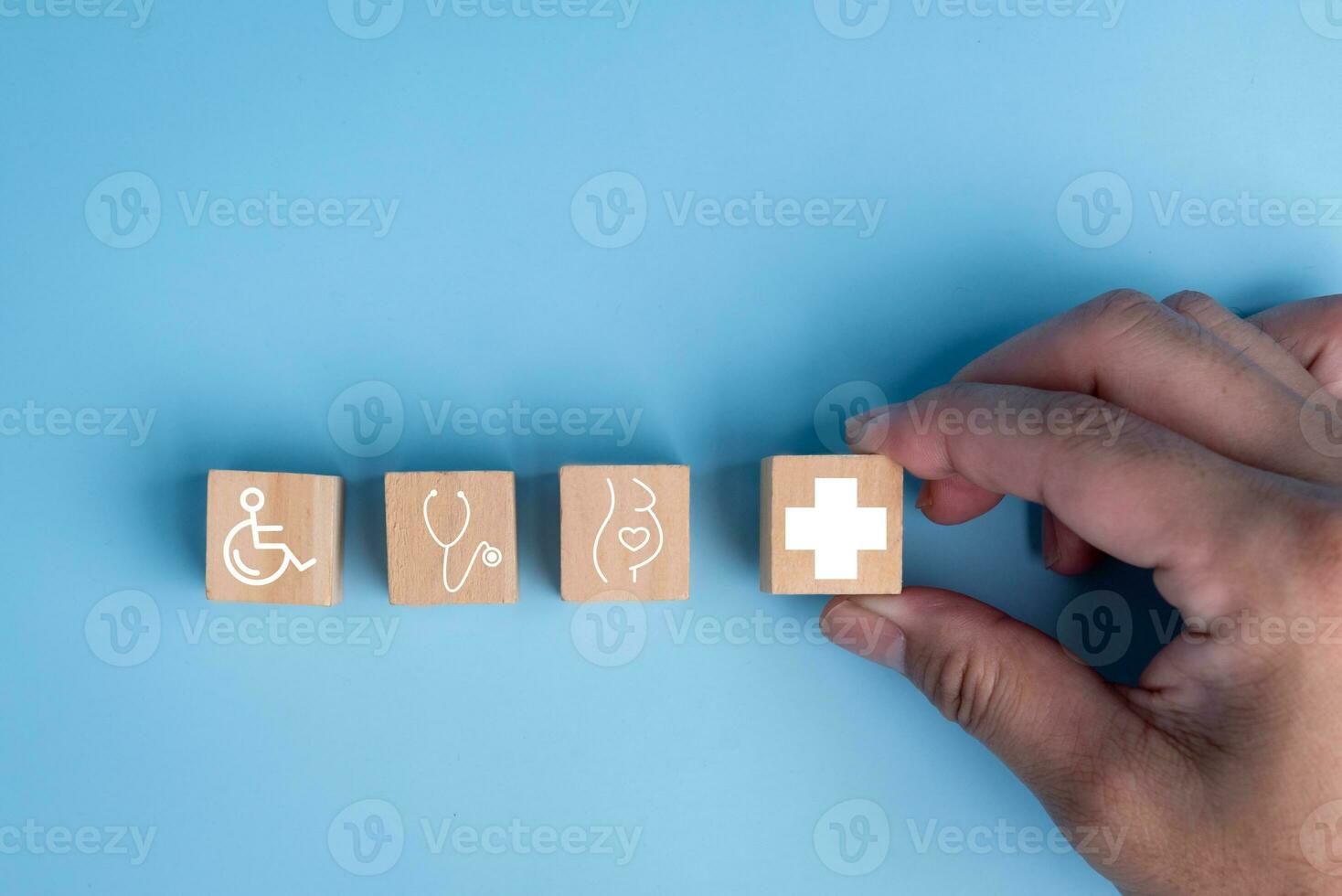 arrangieren hölzern Block Würfel in das gestalten von ein Gesundheitswesen medizinisch Symbol, symbolisieren Versicherung zum Ihre Gesundheit und Plus Zeichen Konzept. foto