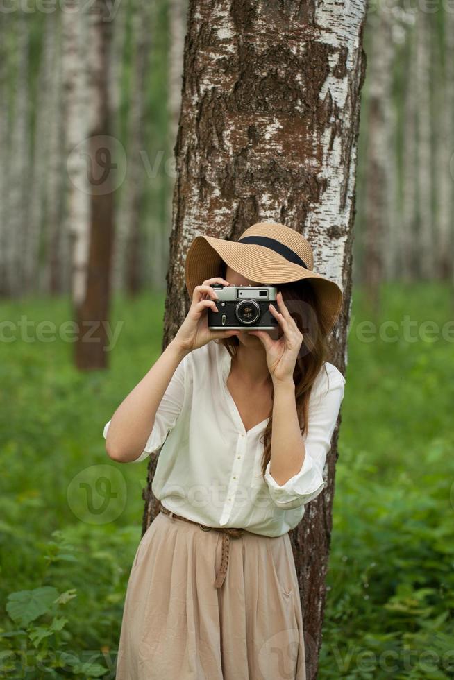 junge Frau hat jemanden fotografiert foto