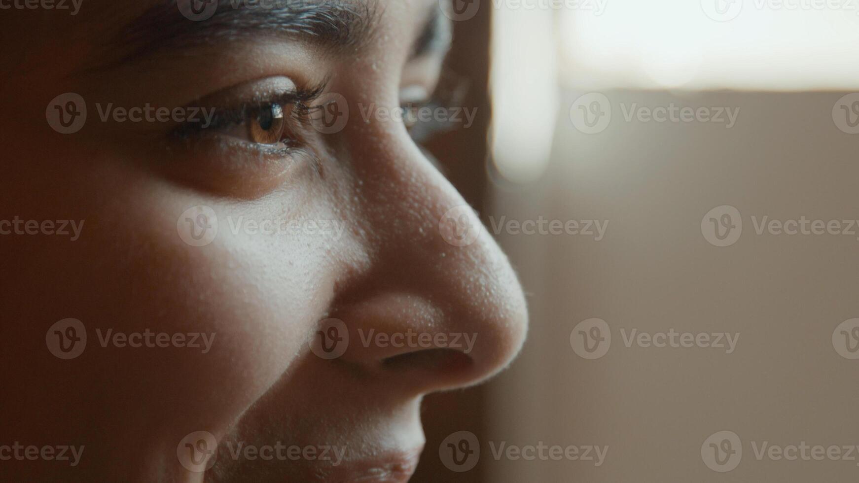 Mädchen nickt und lächelt foto