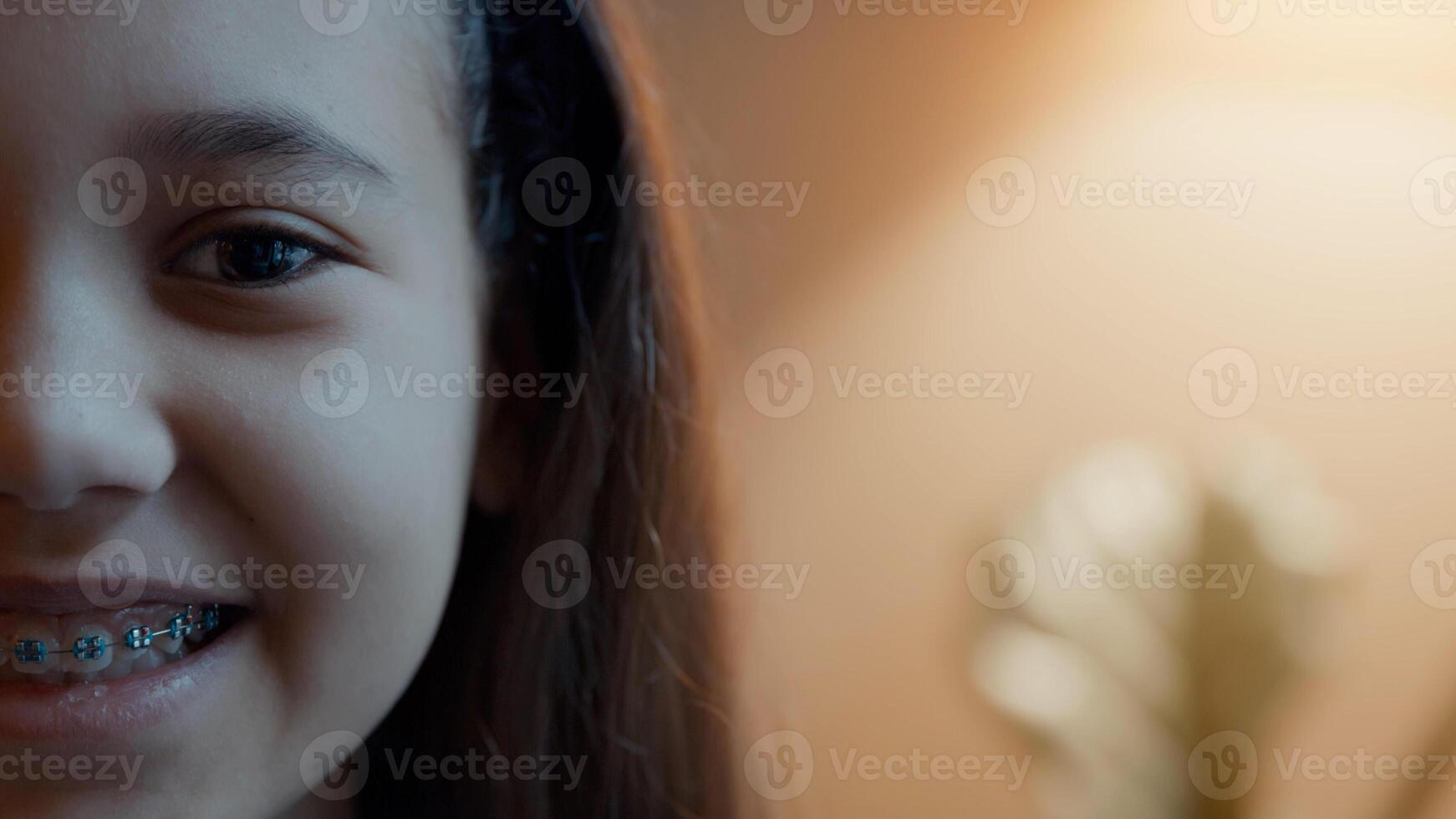 rechte Hälfte der Mädchen Gesicht lächeln in Kameraobjektiv foto