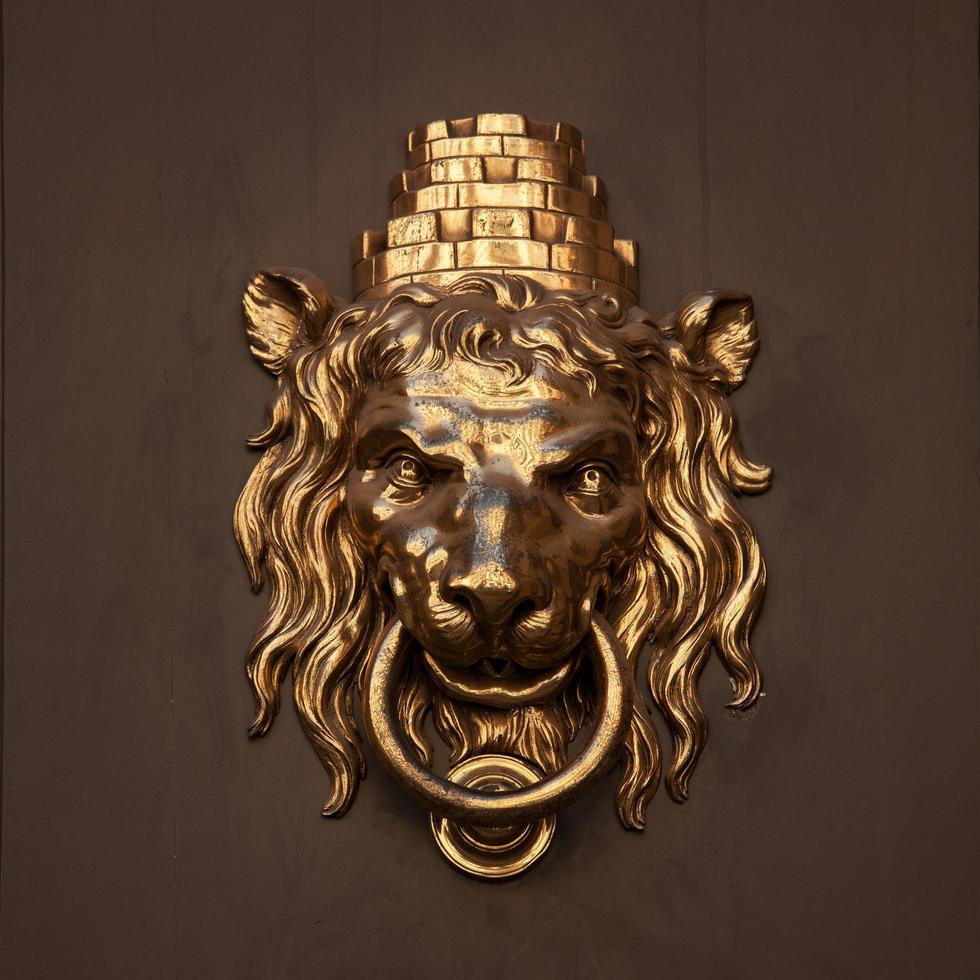 antiker Türgriff in Form eines Löwen foto