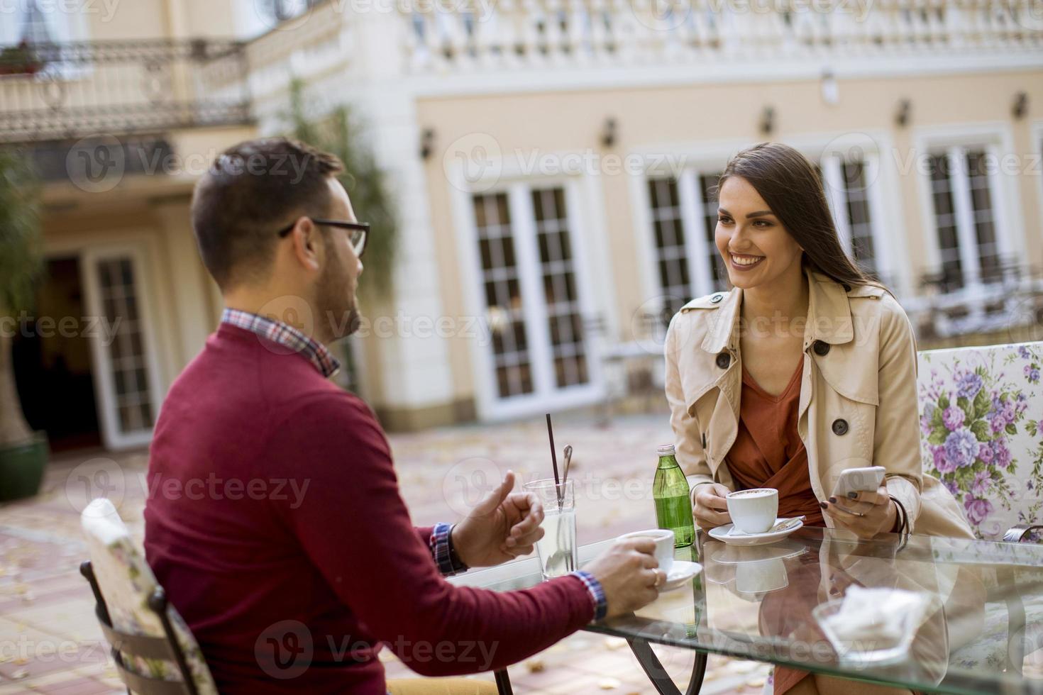 junges Paar hat Spaß beim Zusammensitzen in einem Stadtcafé foto