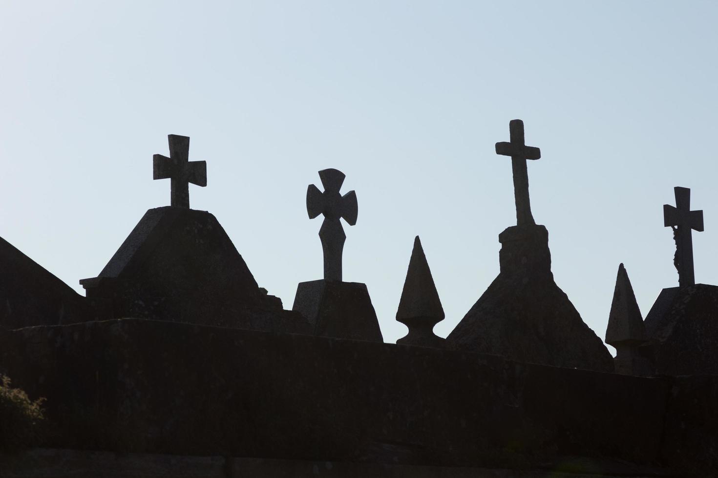 Silhouetten von Kreuzen auf einem Friedhof in Galicien, Spanien. foto