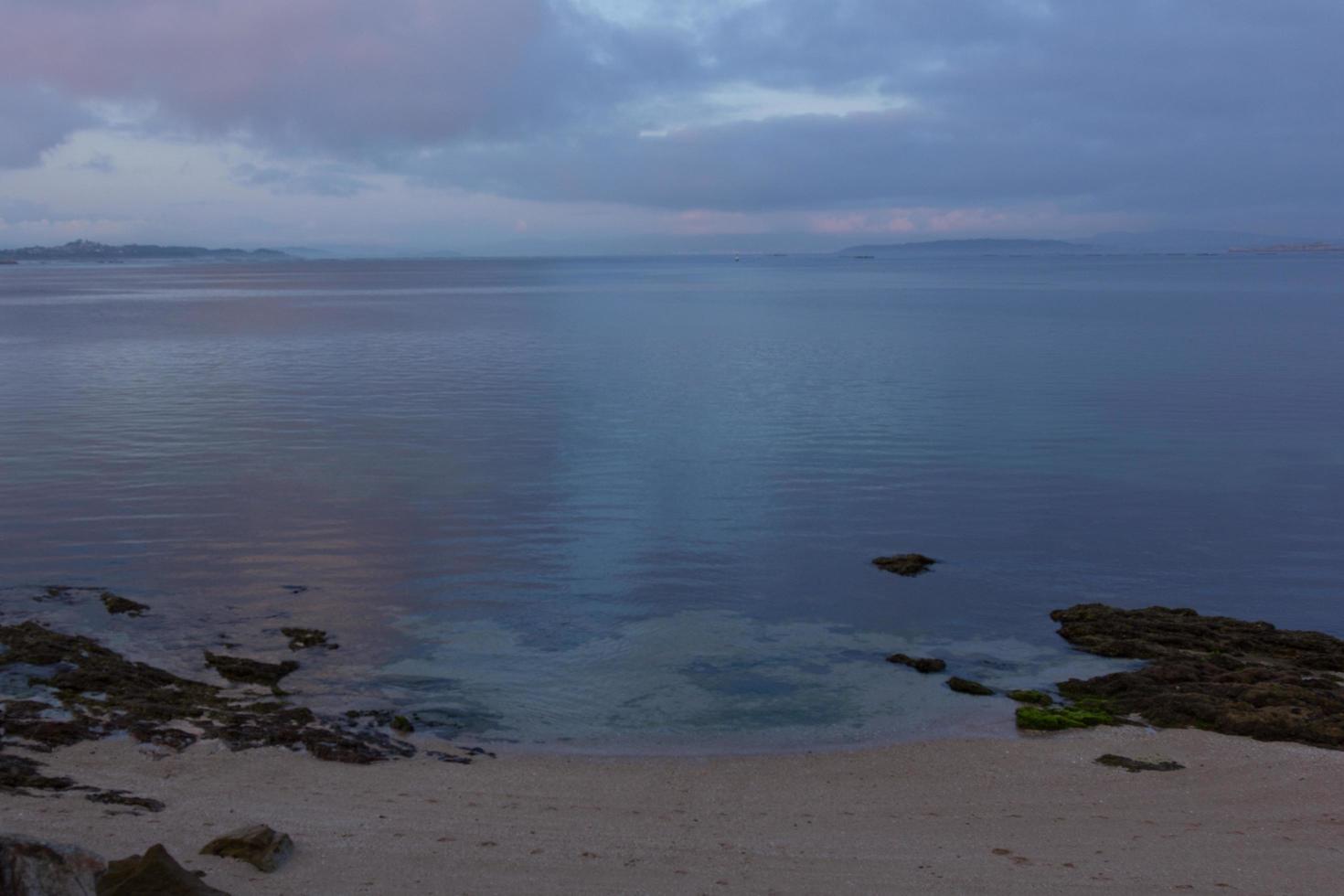 bewölkter Tag im Atlantik, Ruhe, Reflexion foto