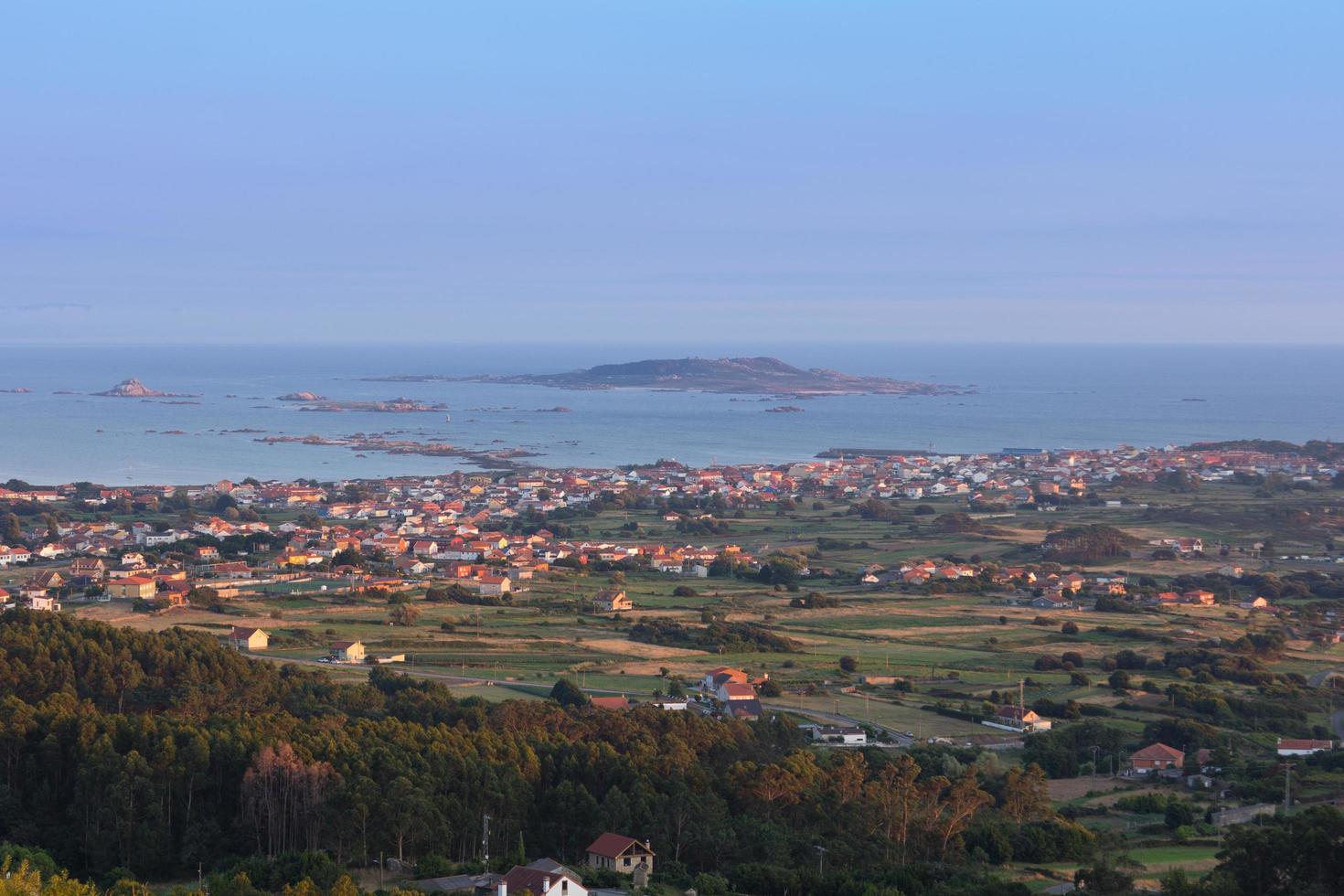 Blick auf das Dorf und den Strand von Vilar, Galicien, Spanien foto