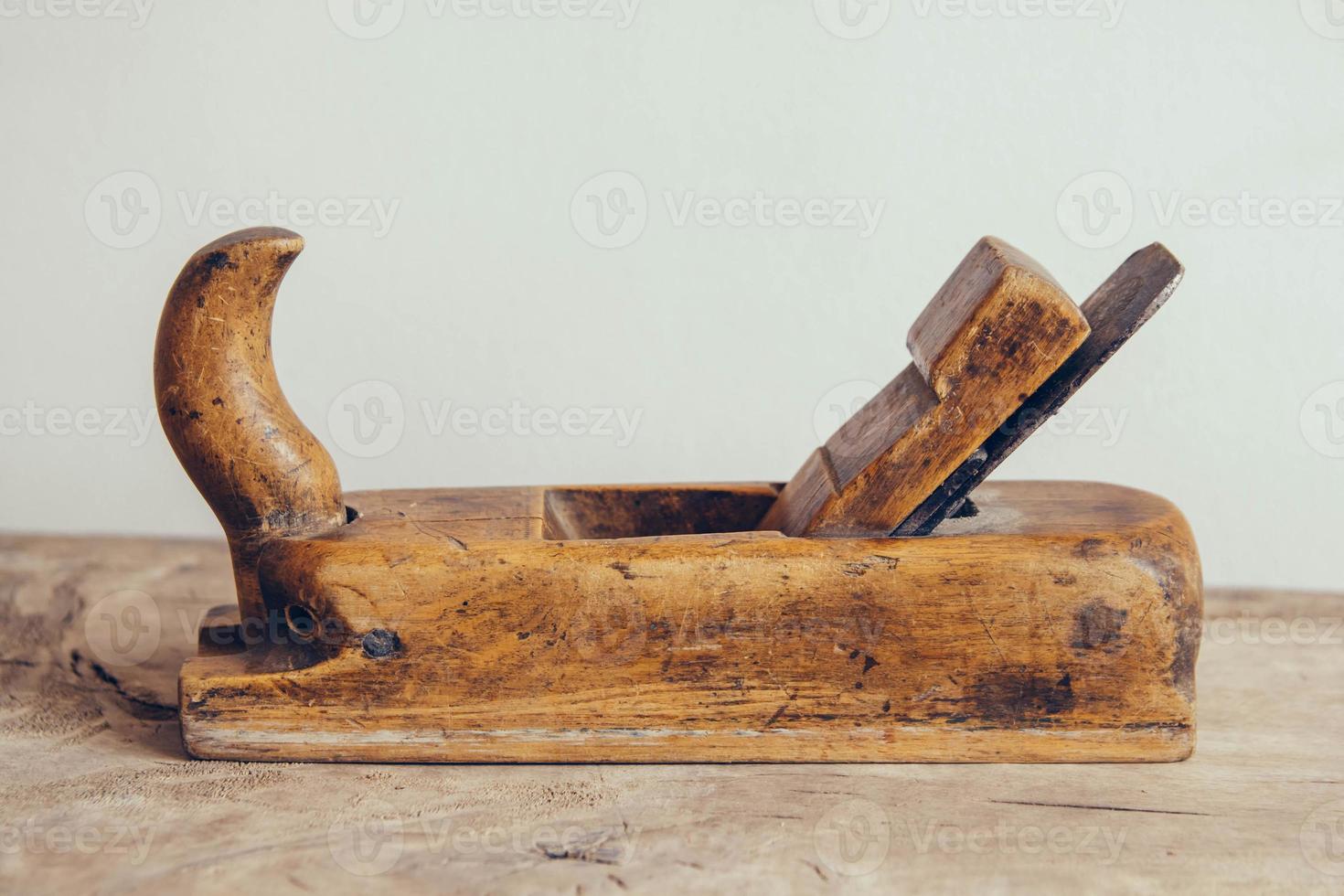 Altes Handwerkzeug für die Holzbearbeitung auf einem flachen Hintergrund der Holzwerkbank foto